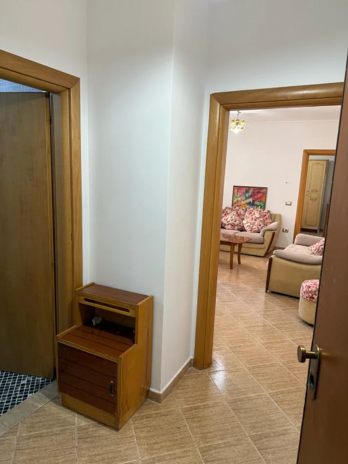 Tirane, jepet me qera apartament 1+1 Kati 3, 400 € (Zogu i Zi)