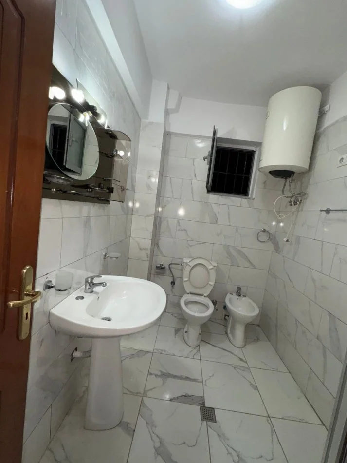 Tirane, jepet me qera apartament 1+1 Kati 1, 70 m² 430 € 