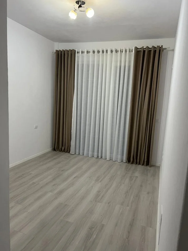 Tirane, jepet me qera apartament 3+1 Kati 3, 125 m² 650 € (RRUGA 5 MAJI)