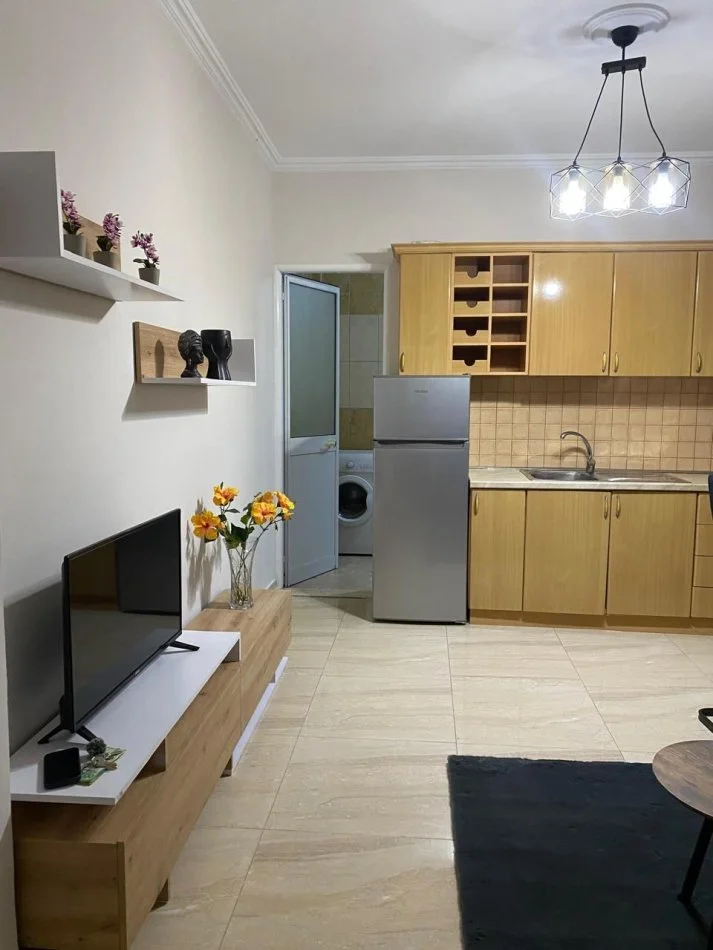 Tirane, jepet me qera apartament 1+1+Ballkon Kati 2, 78 m² 400 € (Vellezerit Kondi)