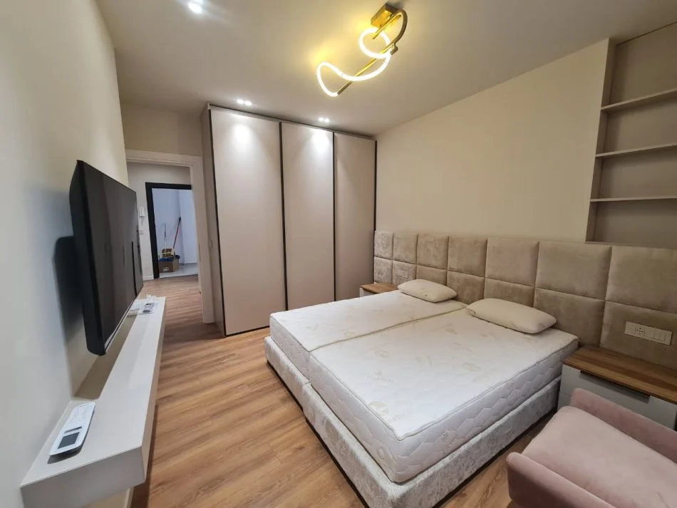 Tirane, jepet me qera apartament 1+1+Ballkon Kati 4, 82 m² 1.000 € (Pazari i Ri)