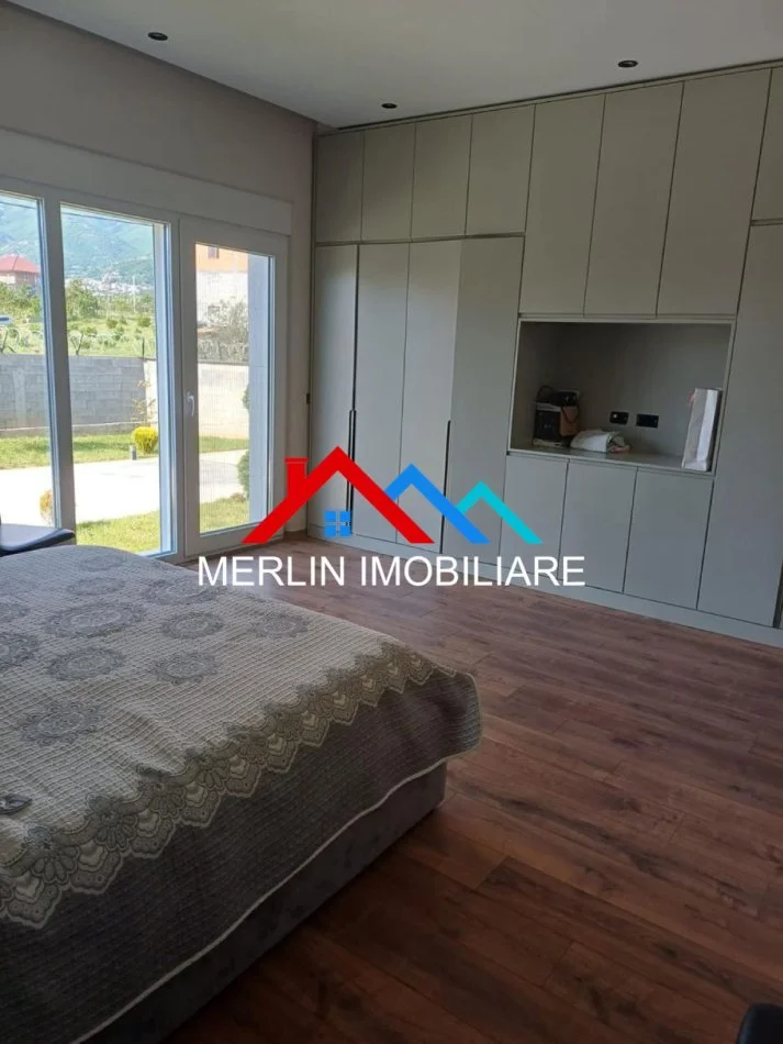 Diber, shitet Vile  2 kateshe, me 300 m²ndertim, dhe  1250m2 truall 450.000 € ( MAQELLARE,DIBER)