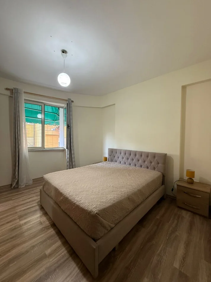 Tirane, jepet me qera apartament 1+1 Kati 2, 70 m² 500 € (Rruga e Barrikadave ne Qender)