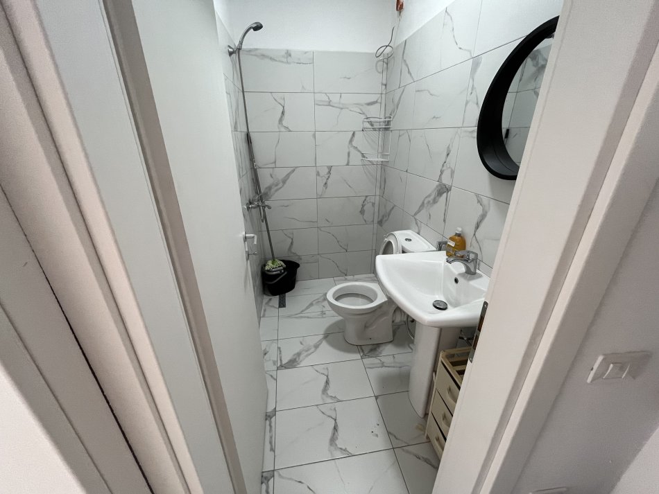 Tirane, jepet me qera apartament 1+1+Ballkon Kati 7, 44 m² 420 € (RRUGA E DIBRES)