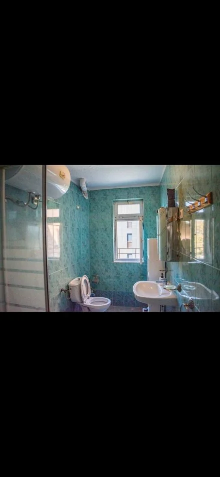 Tirane, jepet me qera apartament 2+1+Ballkon Kati 4, 77 m² 600 € (PAZARI I RI)