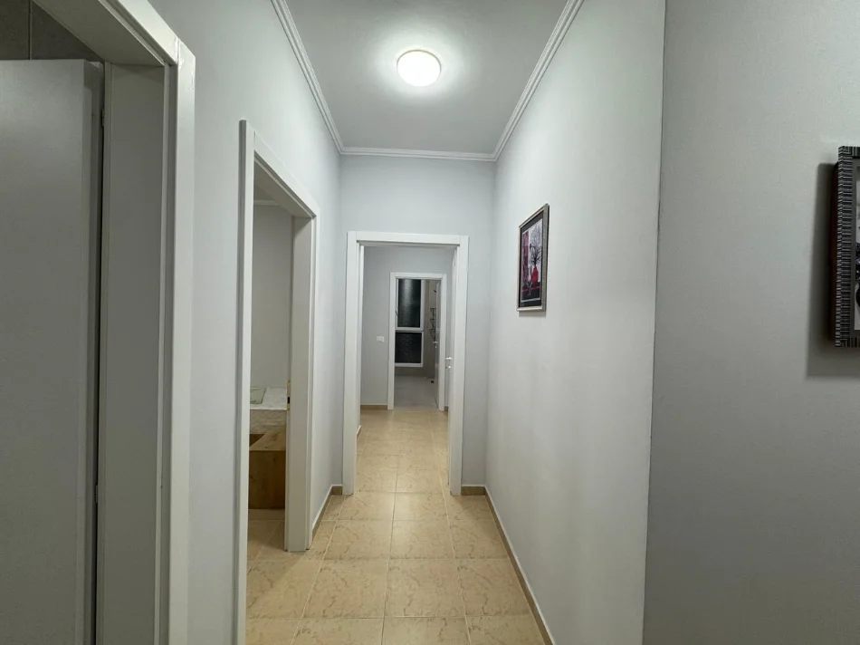 Tirane, jepet me qera apartament 2+1+Ballkon Kati 2, 100 m² 800 € (USLUGA TRENI)