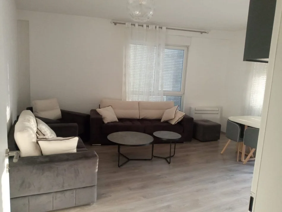 Tirane, jepet me qera apartament 2+1+Ballkon Kati 8, 97 m² 600 € (rruga Artan Lenja)