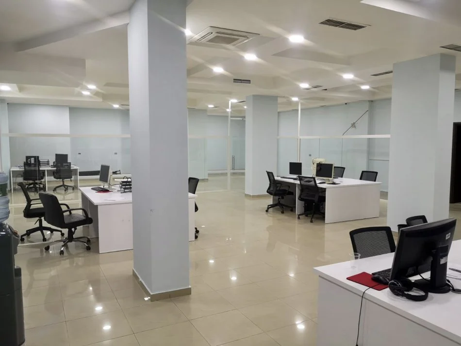 Tirane, jepet me qera ambjent biznesi Kati 1, 410 m² 2.500 € (Rruga Muzaket)