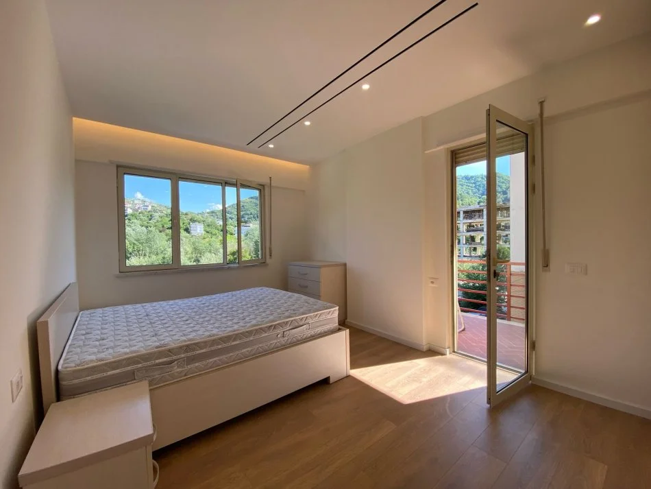 Tirane, jepet me qera apartament 3+1+Ballkon Kati 4, 120 m² 1.100 € 