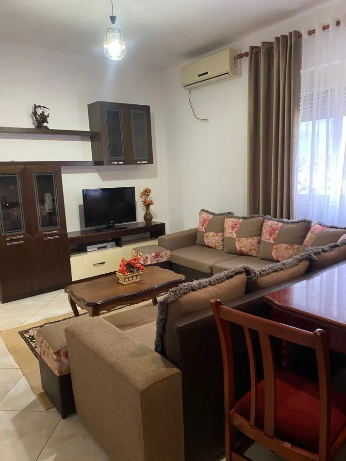 Tirane, jepet me qera apartament 1+1 Kati 3, 65 m² 400 € (Rruga dritan hoxha)