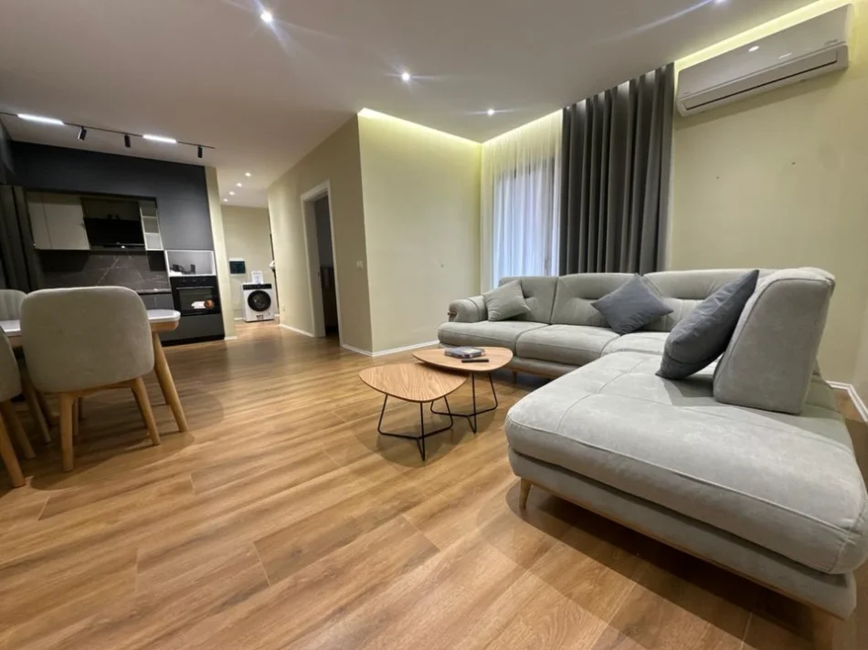 Tirane, shitet apartament 1+1 , (Galeria Roma)