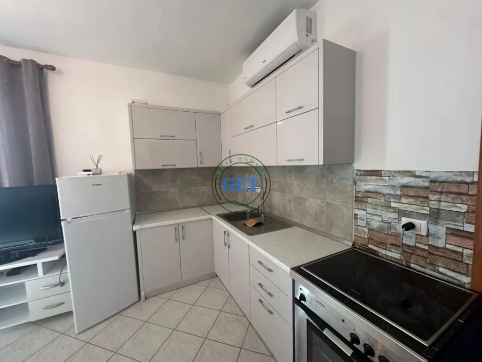 Durres, jepet me qera apartament 1+1 Kati 8, 50 m² (Plazh Rrota e Kuqe)