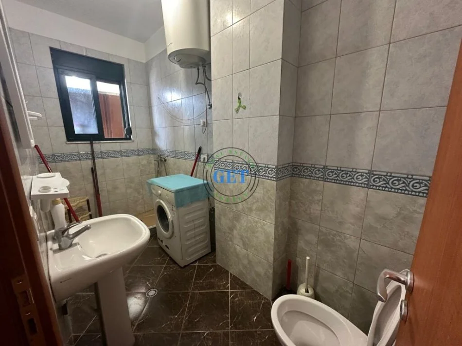 Durres, jepet me qera apartament 1+1 Kati 8, 50 m² (Plazh Rrota e Kuqe)