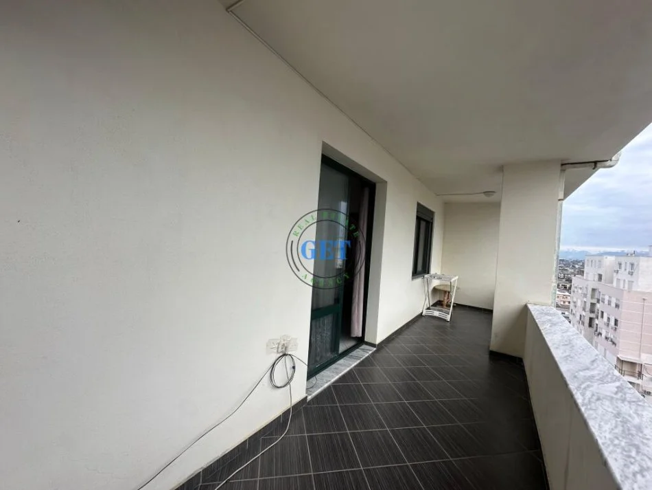 Durres, jepet me qera apartament 1+1 Kati 8, 50 m² (Plazh Rrota e Kuqe)