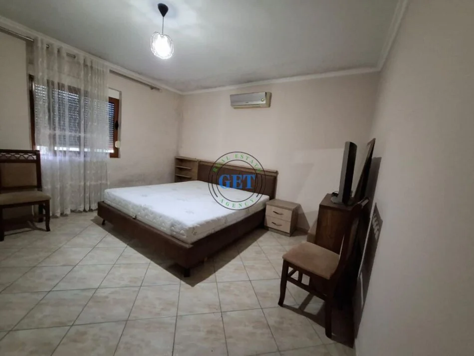 Durres, jepet me qera shtepi, plus 2 ambiente biznesi , 500 m² 600 € (ish URT Durres)
