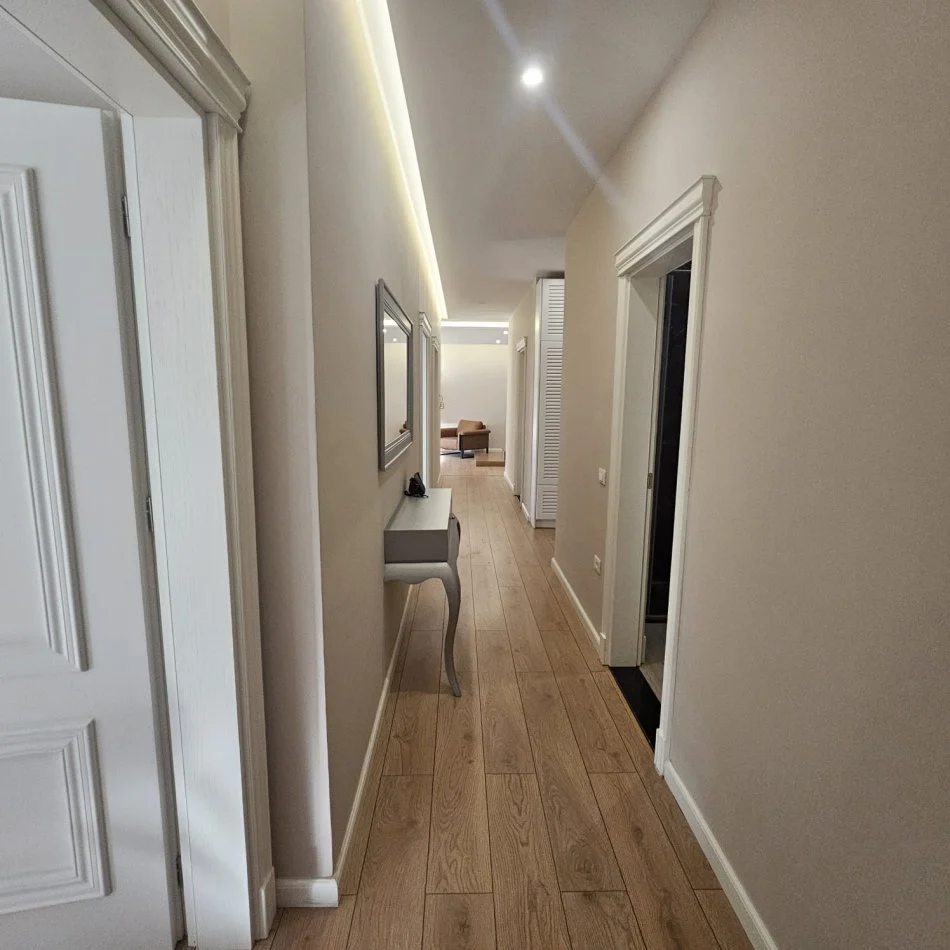 Tirane, jepet me qera apartament+ Post Parkimi 4+1+Aneks+Ballkon Kati 1, 170 m² 1.300 € (Myslym Shyri)