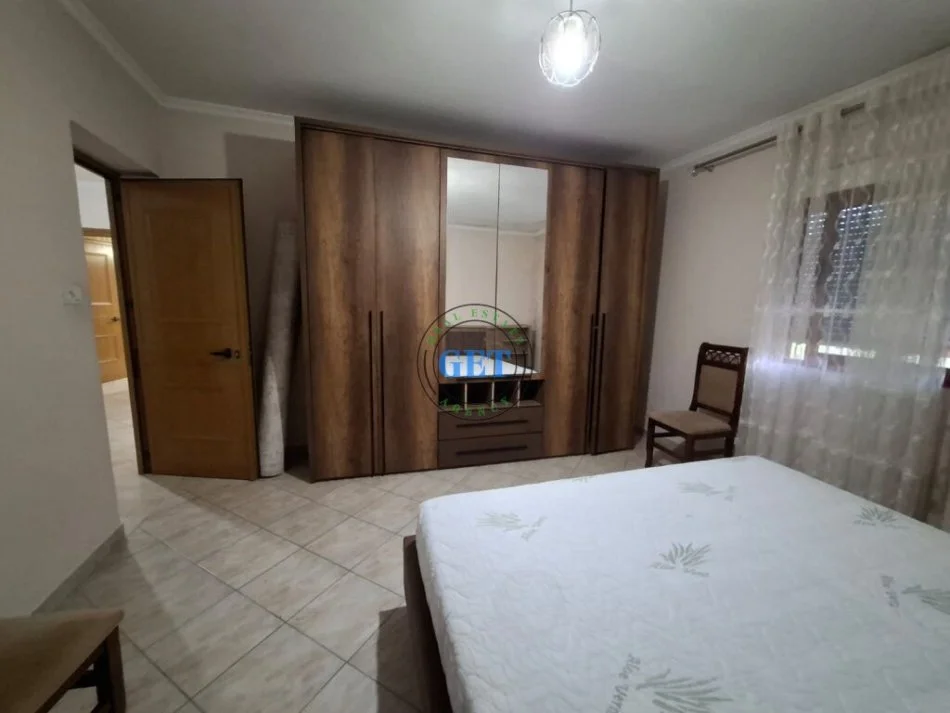 Durres, jepet me qera shtepi+DY AMBJENTE BIZNESI , 500 m² 600 € (Ish URT)