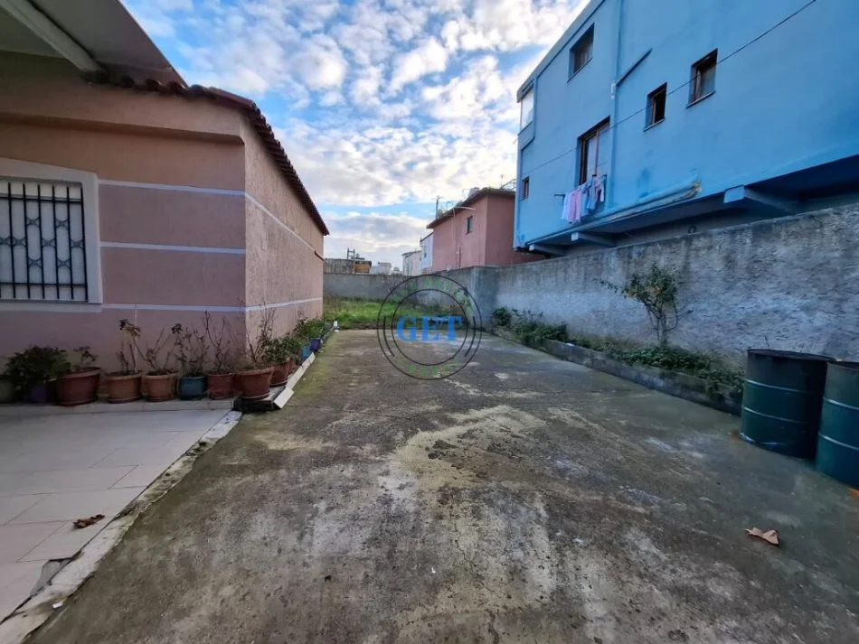 Durres, jepet me qera shtepi+DY AMBJENTE BIZNESI , 500 m² 600 € (Ish URT)