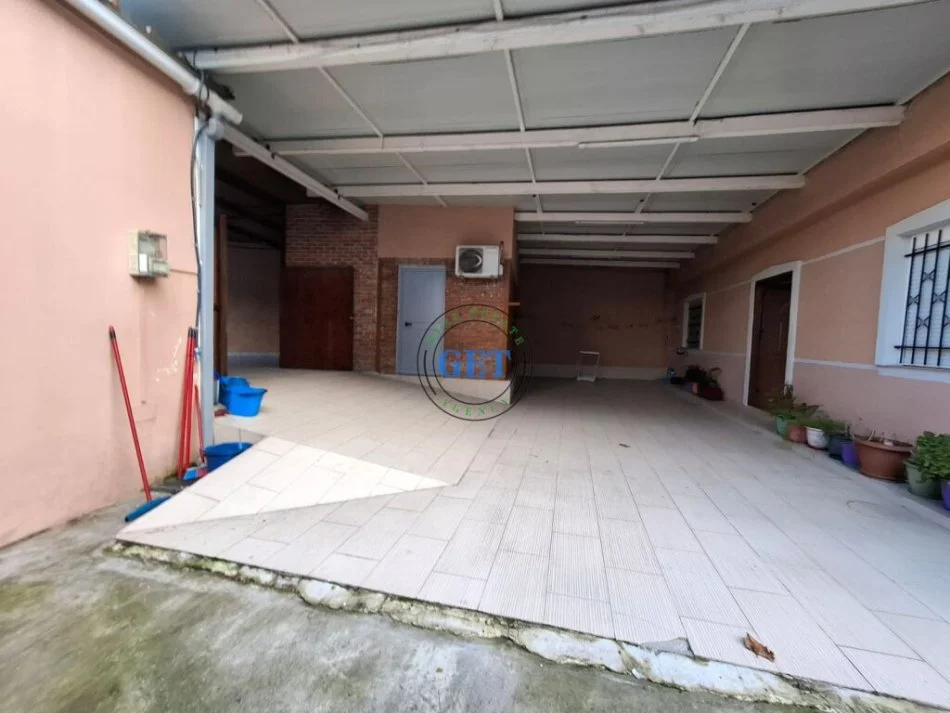 Durres, jepet me qera shtepi+DY AMBJENTE BIZNESI , 500 m² 600 € (Ish URT)