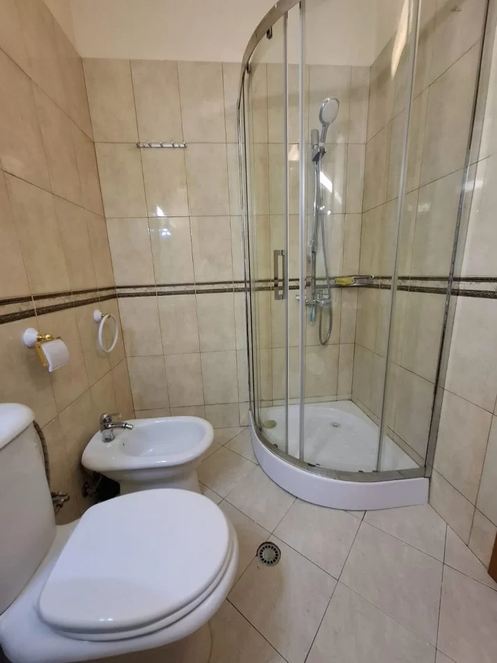 Tirane, jepet me qera apartament 1+1+Ballkon Kati 3, 71 m² 650 € (Kopshti Zoologjik)