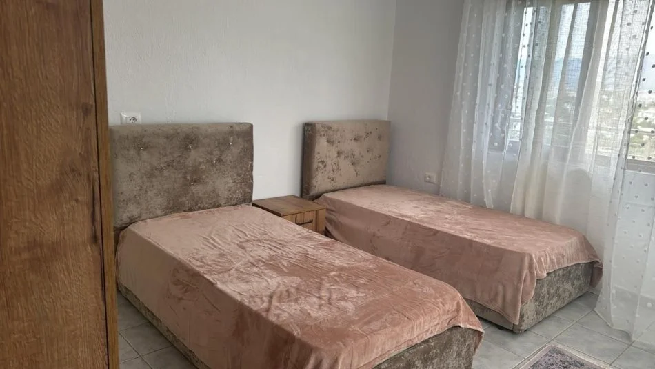 Tirane, jepet me qera apartament 2+1+Ballkon Kati 2, 105 m² 400 € 