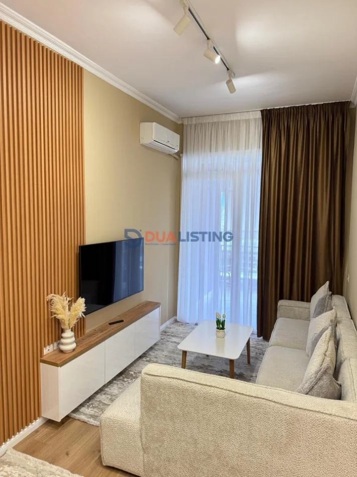 Tirane, jepet me qera apartament 1+1 , 800 € 