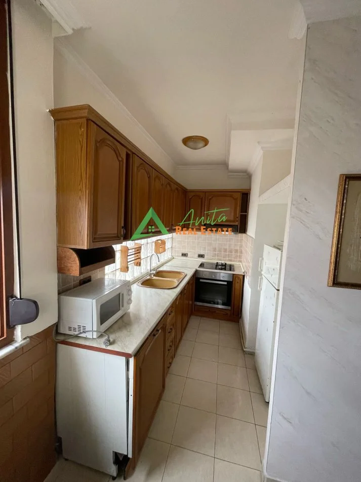 Tirane, jepet me qera apartament 2+1+Ballkon Kati 8, 85 m² 70 000 Leke (Rruga Petronini Luarasi)