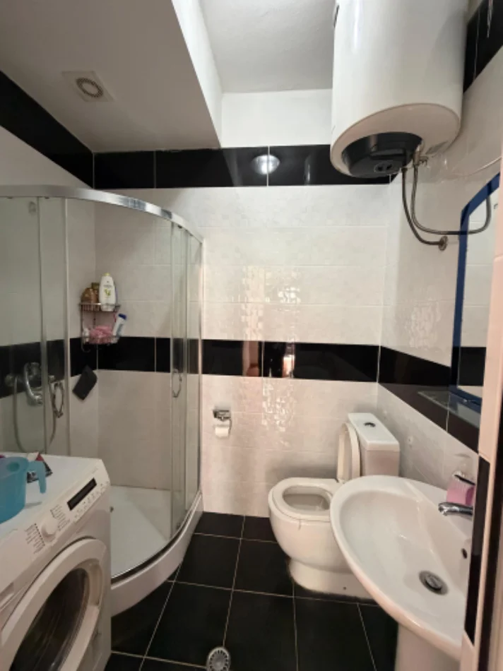 Tirane, jepet me qera garsonier 1+1 Kati 1, 350 € (Yzberisht)