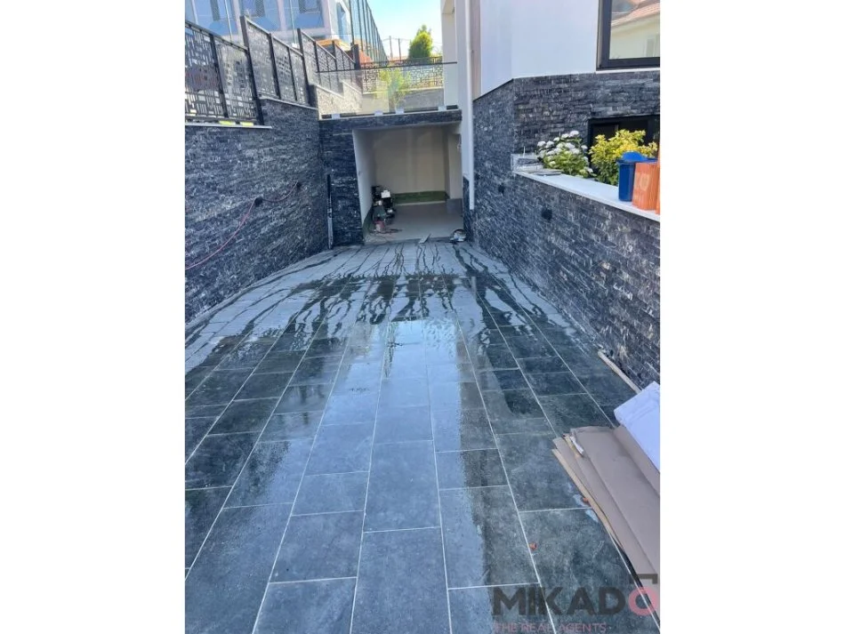 shitet , 550 m² 815.000 €