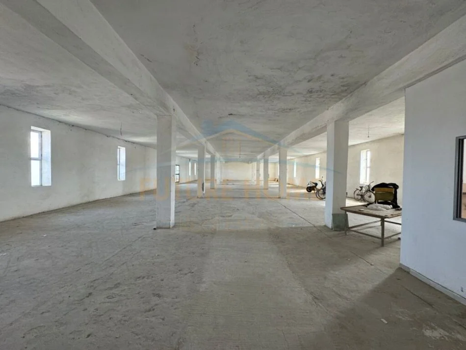 Durres, jepet me qera ambjent biznesi Kati 3, 1.911 m² (Shkozet, Durres)