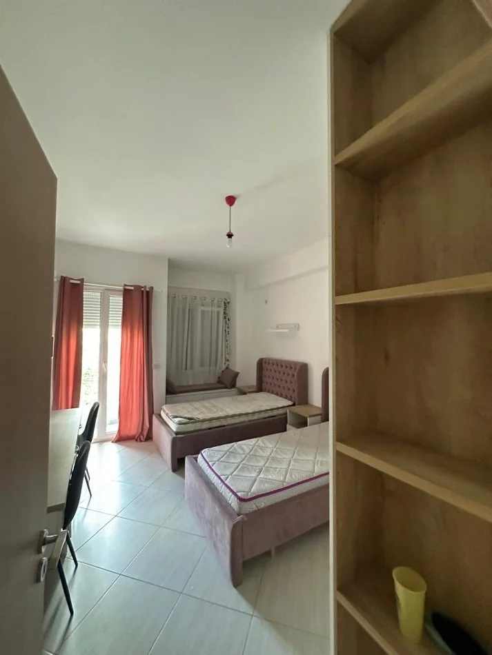 Tirane, jepet me qera apartament 3+1 Kati 2, 150 m² 700 € (Rruga Ullishtes)