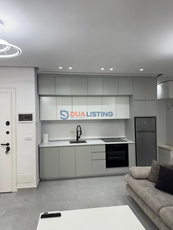 Tirane, jepet me qera apartament 2+1 , 450 € 