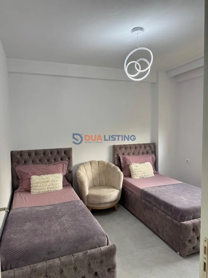 Tirane, jepet me qera apartament 2+1 , 450 € 