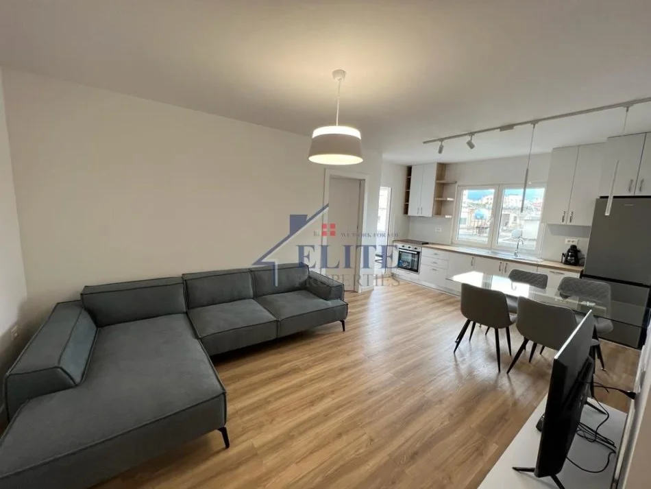 Tirane, jepet me qera apartament 1+1+Ballkon Kati 4, 65 m² 700 € (Rruga e Durresit)