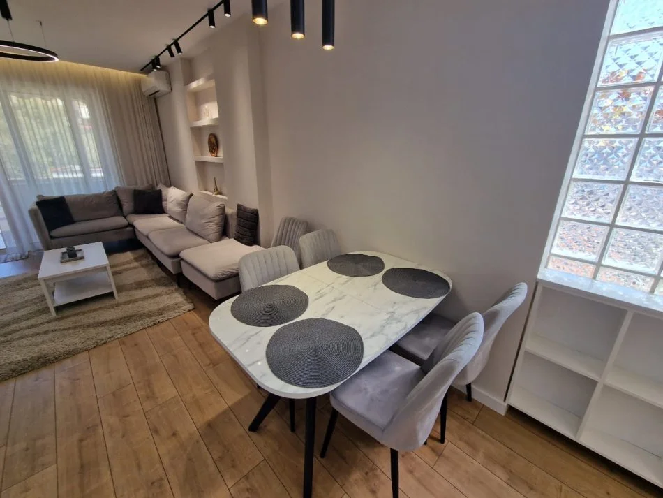 Tirane, jepet me qera apartament 1+1+Ballkon , 70 m² 600 € (Ambasada Amerikane)