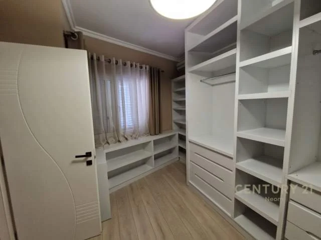 Tirane, jepet me qera apartament 2+1+BLK Kati 12, 165 m² 1.200 Euro (Rruga: Ibrahim Rugova, Ish Blloku)