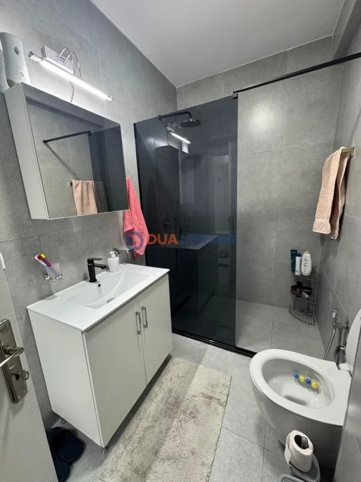 Tirane, jepet me qera apartament 2+1 , 450 € 