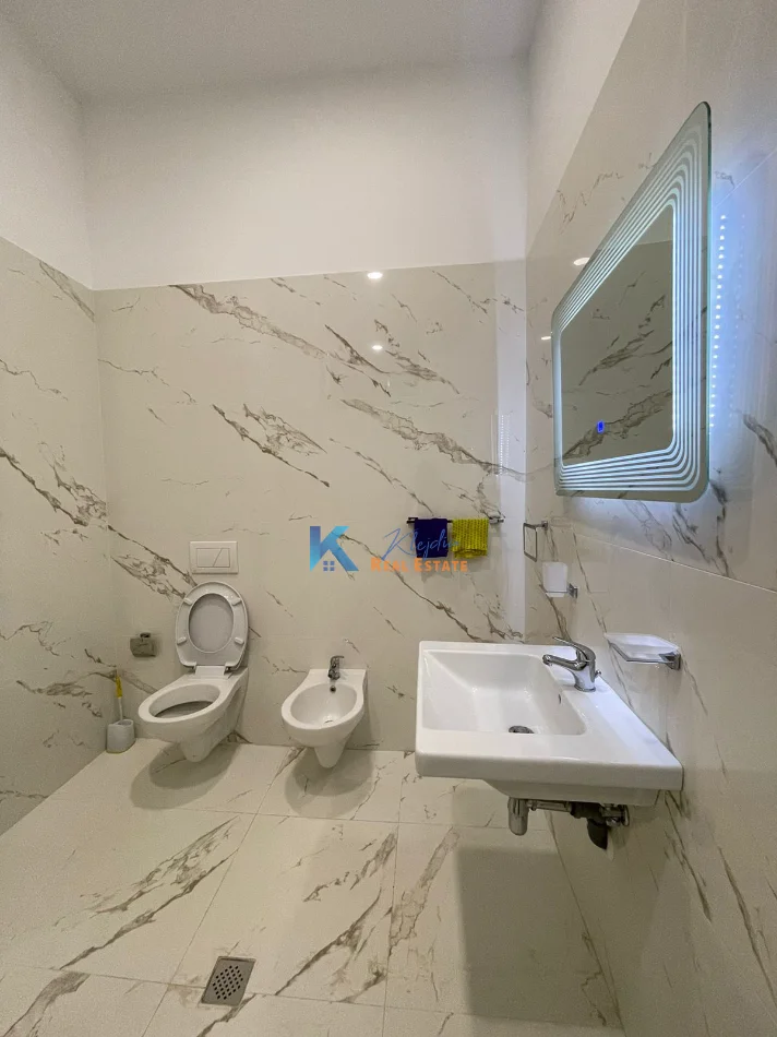 Tirane, jap me qera apartament 1+1+Ballkon Kati 1, 90 m² 600 € (Liqeni i Thate, Rruga Peti)