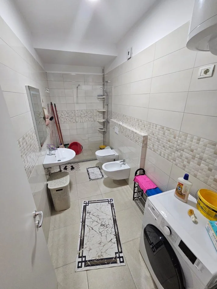 Tirane, shes apartament 1+1+Ballkon Kati 6, 83 m² 170.000 € (Rruga Muzaket)