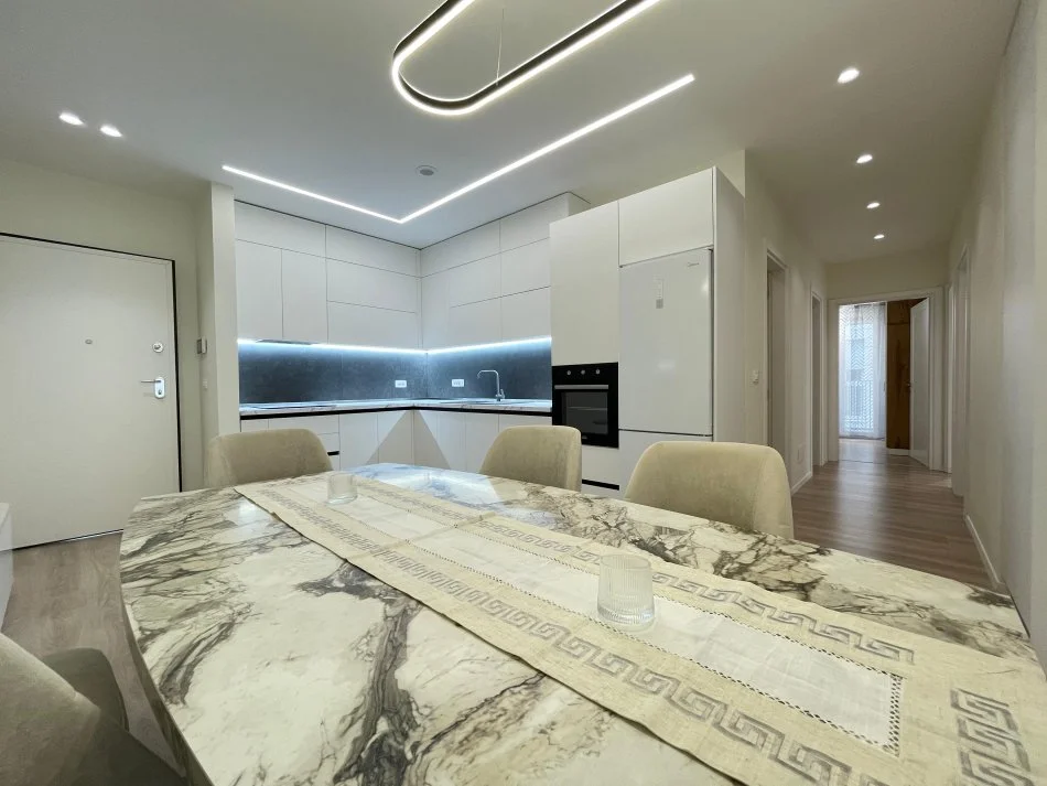 Tirane, shitet apartament 3+1+Aneks+Ballkon Kati 1, 110 m² 275.000 € (Liqeni i Thate)