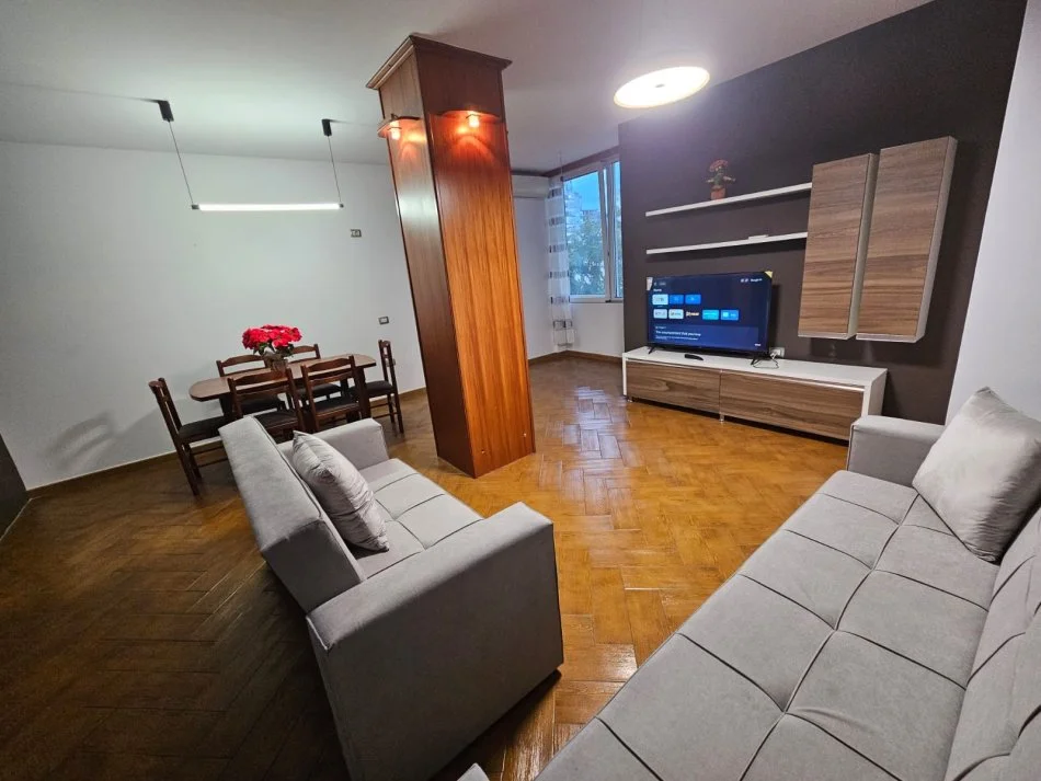 Tirane, jepet me qera apartament 3+1 Kati 3, 126 m² 700 € (Laprake prane Zojes se Keshillit te Mire)