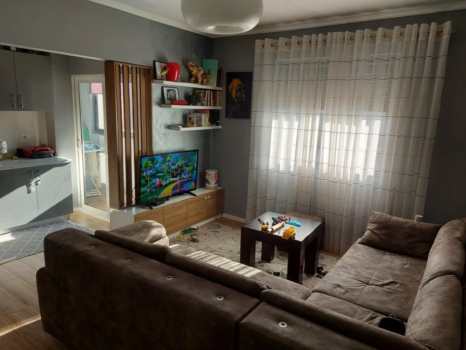 Tirane, jepet me qera apartament 2+1+Ballkon Kati 5, 75 m² 500 € (Rruga Demir Zyko)