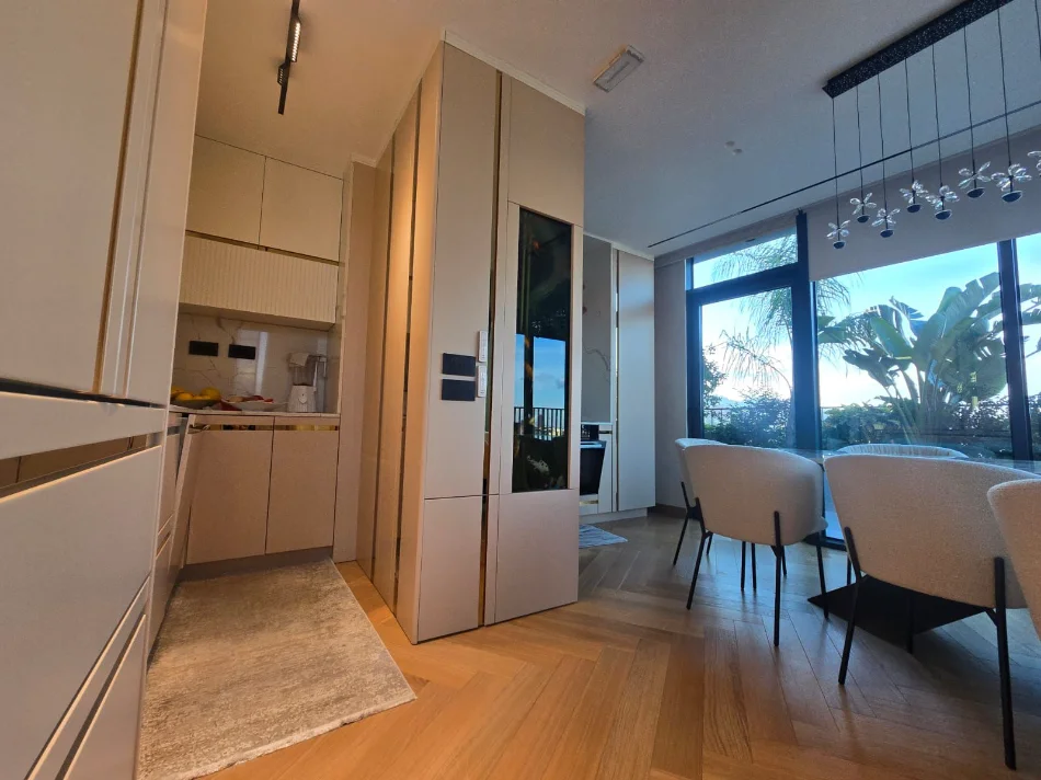 Tirane, shitet apartament 3+1 , 180 m² (Lake View Residencee)