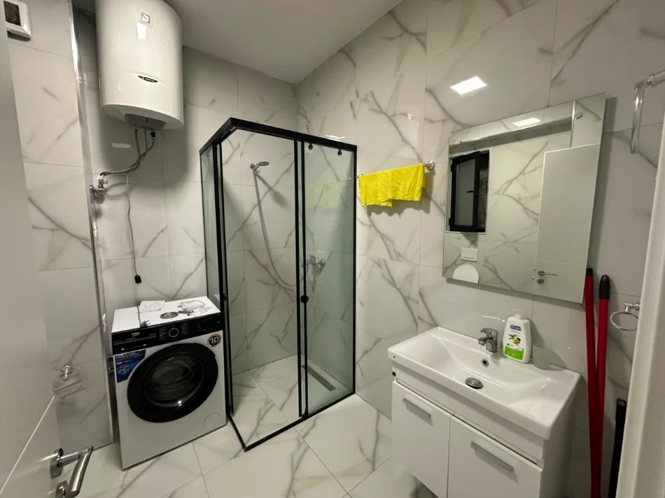 Tirane, jepet me qera apartament 1+1+Ballkon Kati 4, 77 m² 500 € (Rruga Sokrat Miho)