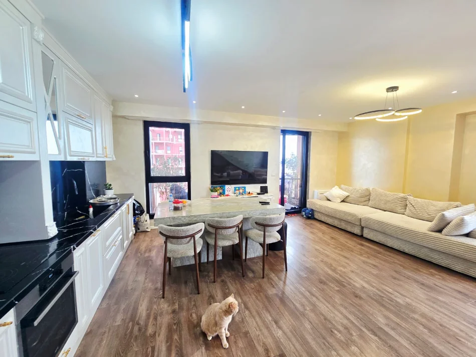 Tirane, shitet apartament 3+1 , 200 m² (rruga kavajes)