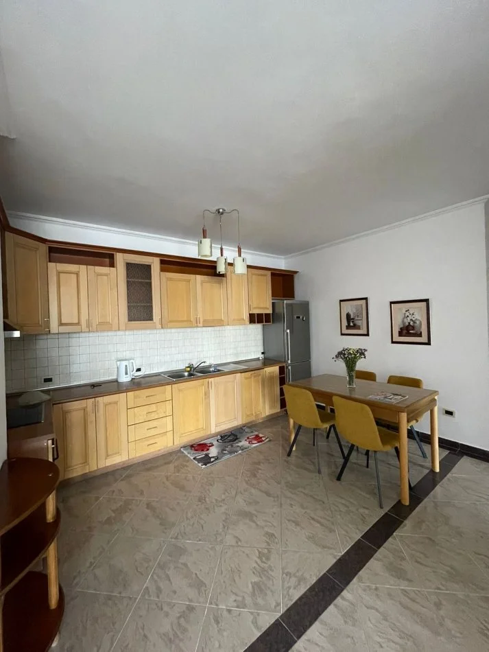 Tirane, jepet me qera apartament 2+1+Ballkon Kati 8, 145 m² 800 € (Bllok)