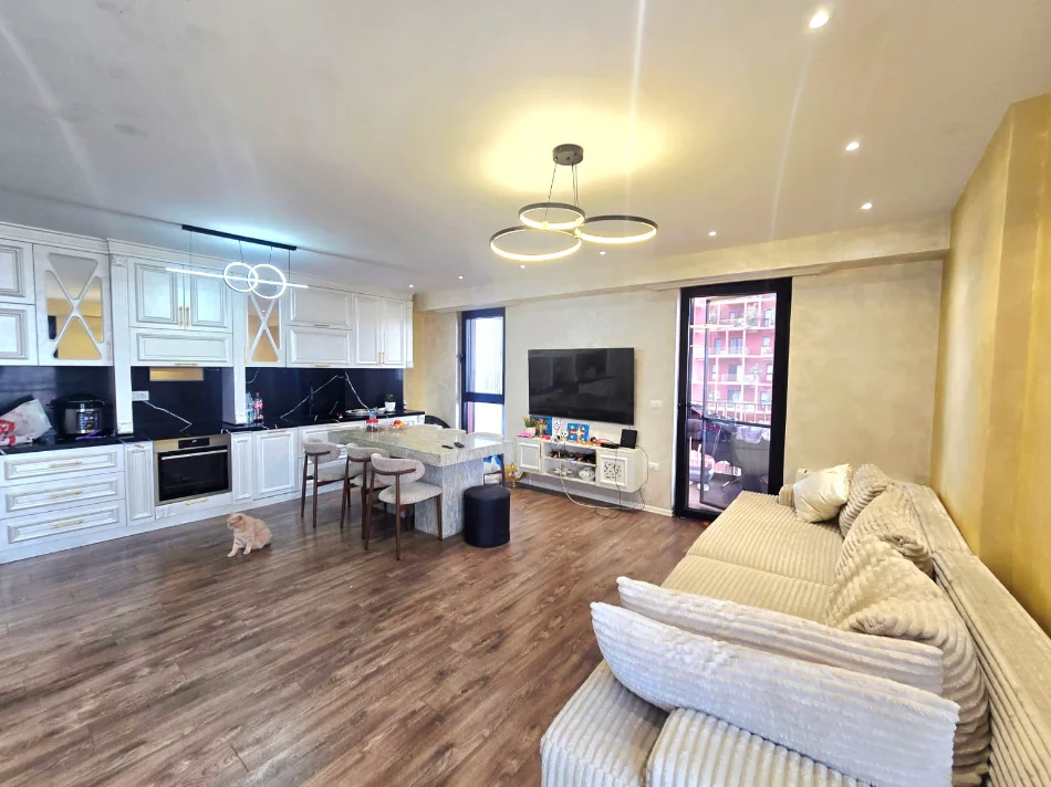 Tirane, shitet apartament 3+1 , 200 m² (rruga kavajes)