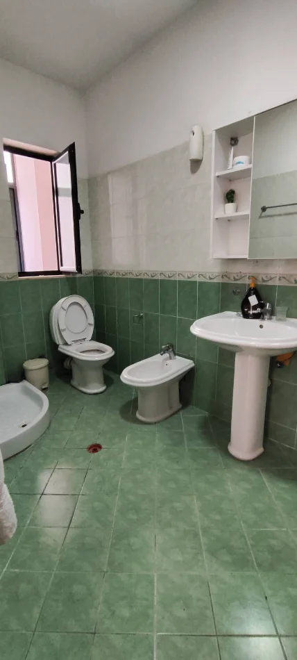 Tirane, jepet me qera apartament 2+1+Aneks+Ballkon Kati 3, 108 m² 60.000 €