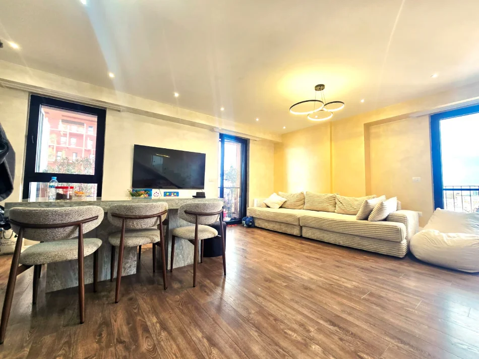 Tirane, shitet apartament 3+1 , 200 m² (rruga kavajes)