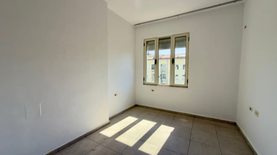 Tirane, jepet me qera apartament 2+1+Ballkon Kati 4, 65 m² 400 € (Bulevardi zogu i Pare)